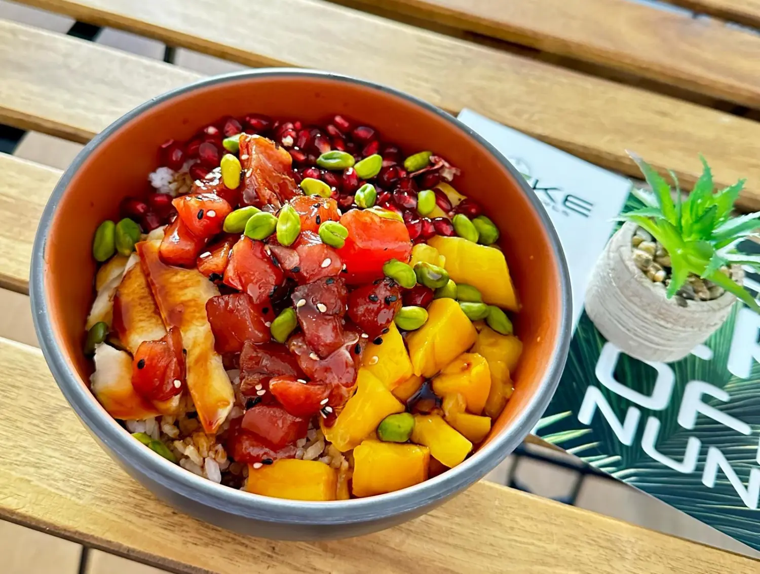 Hawaiianisches Poke Bowl-Set, Thunfisch, Lachs, Garnelen mit Avocado.