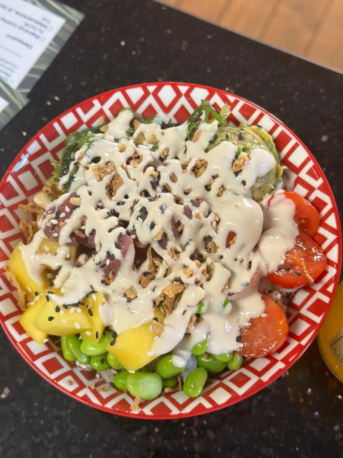 Eine köstliche Poke Bowl wird von Poke Poke Bowl - Raffaele Battiniello auf einen Tisch gestellt