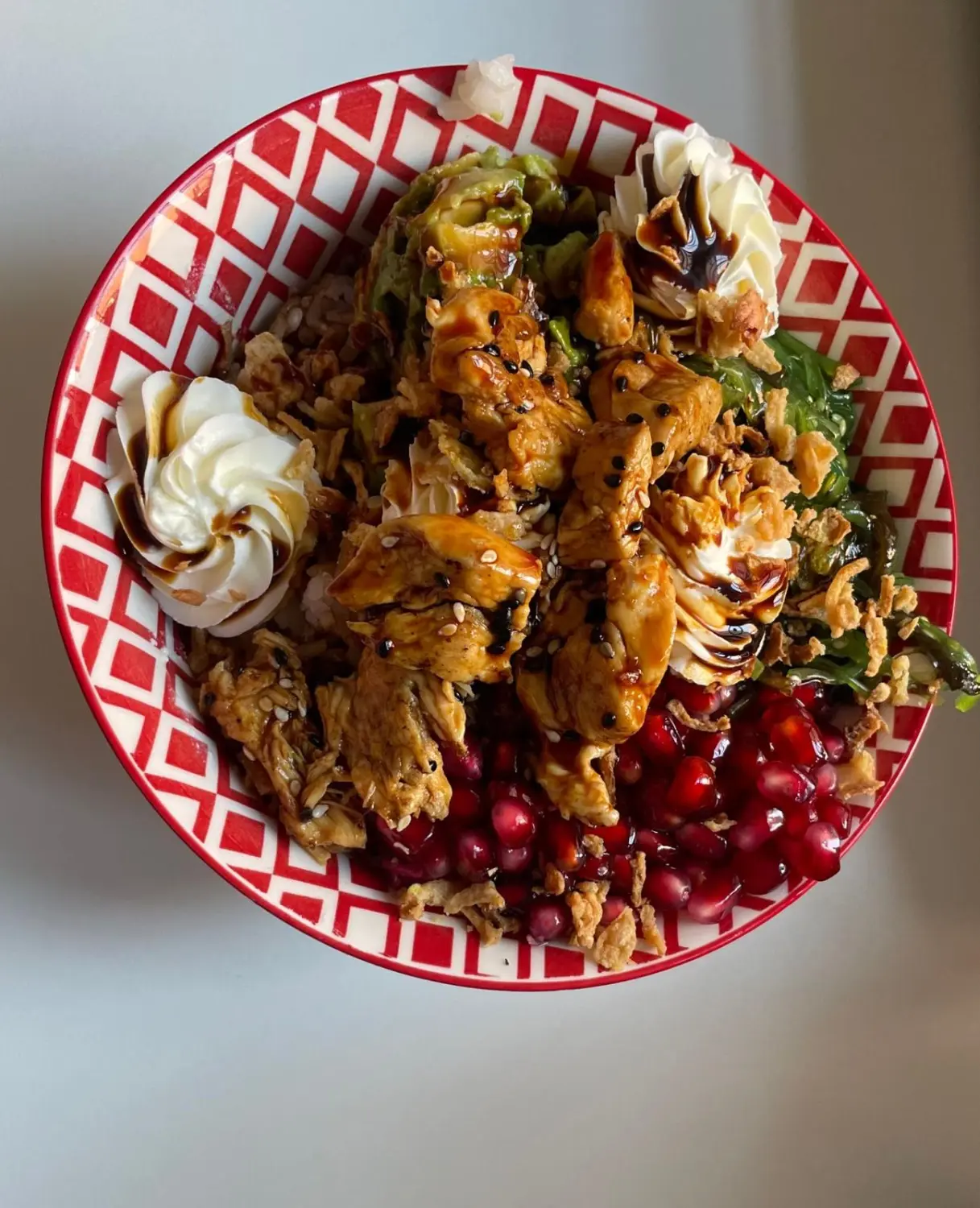 Eine köstliche Poke Bowl wird von Poke Poke Bowl - Raffaele Battiniello auf einen Tisch gestellt