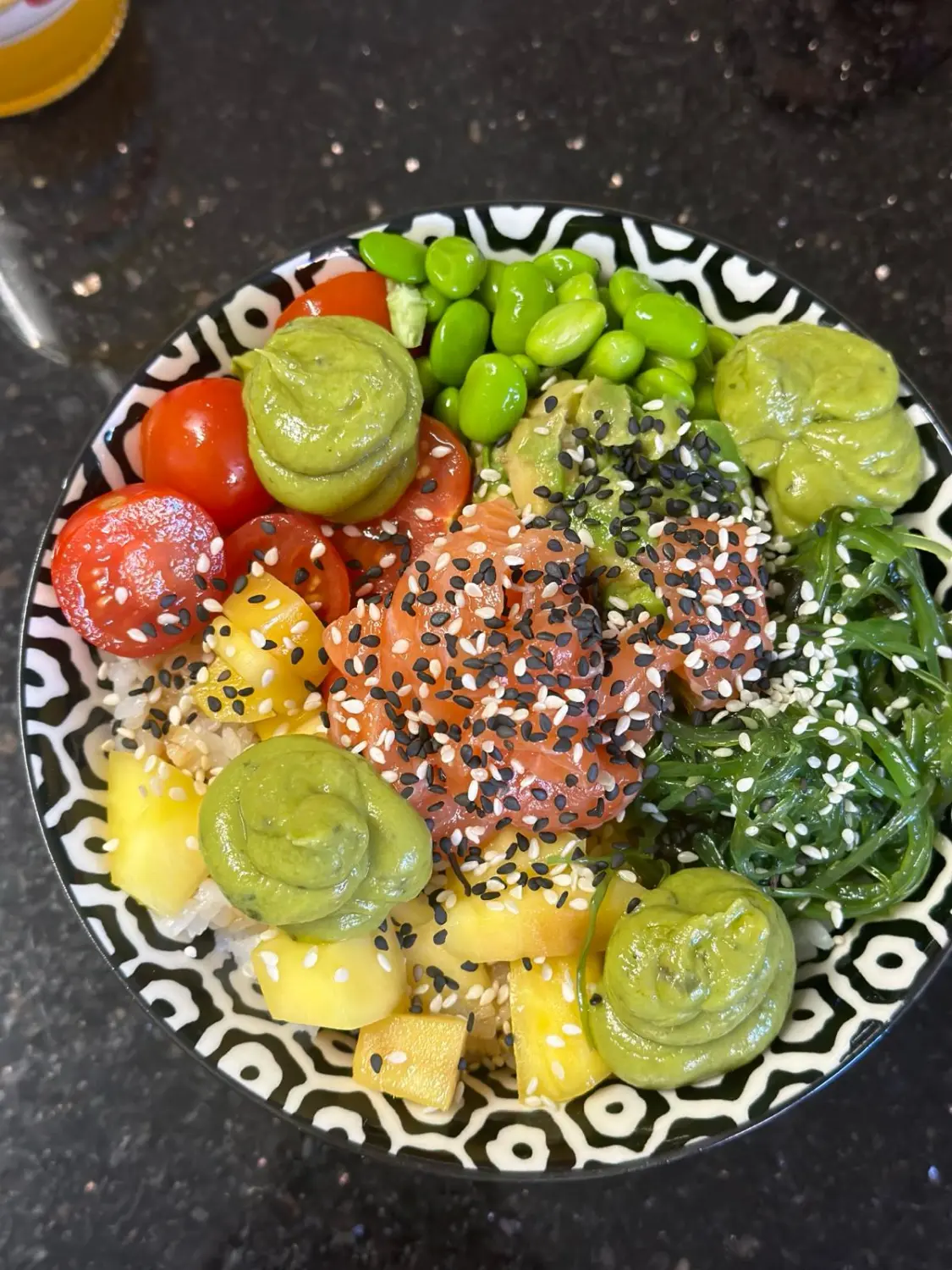 Eine köstliche Poke Bowl wird von Poke Poke Bowl - Raffaele Battiniello auf einen Tisch gestellt