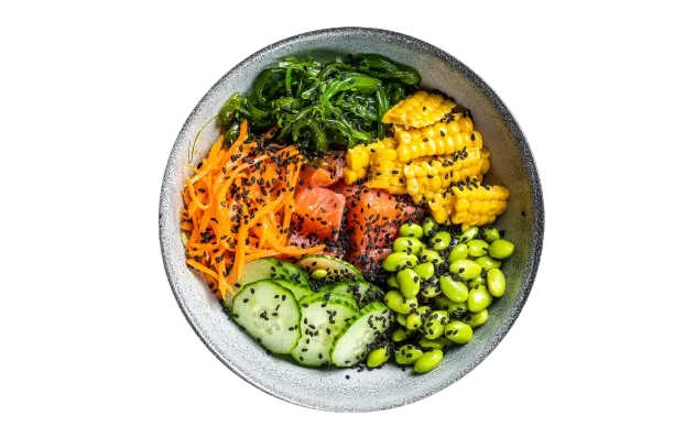 Poke Bowl mit frischem Lachsfisch, Reis, Algen, Edamame, Gurke und schwarzem Sesam.